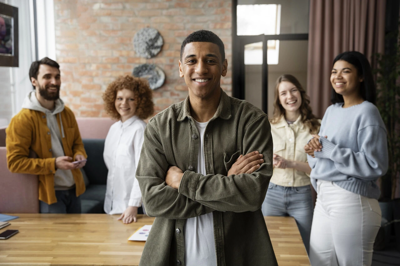 Colaboração eficaz em equipe liderada por um novo líder.