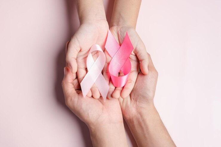 Imagem representando uma fita rosa e empresários engajados no Outubro Rosa.