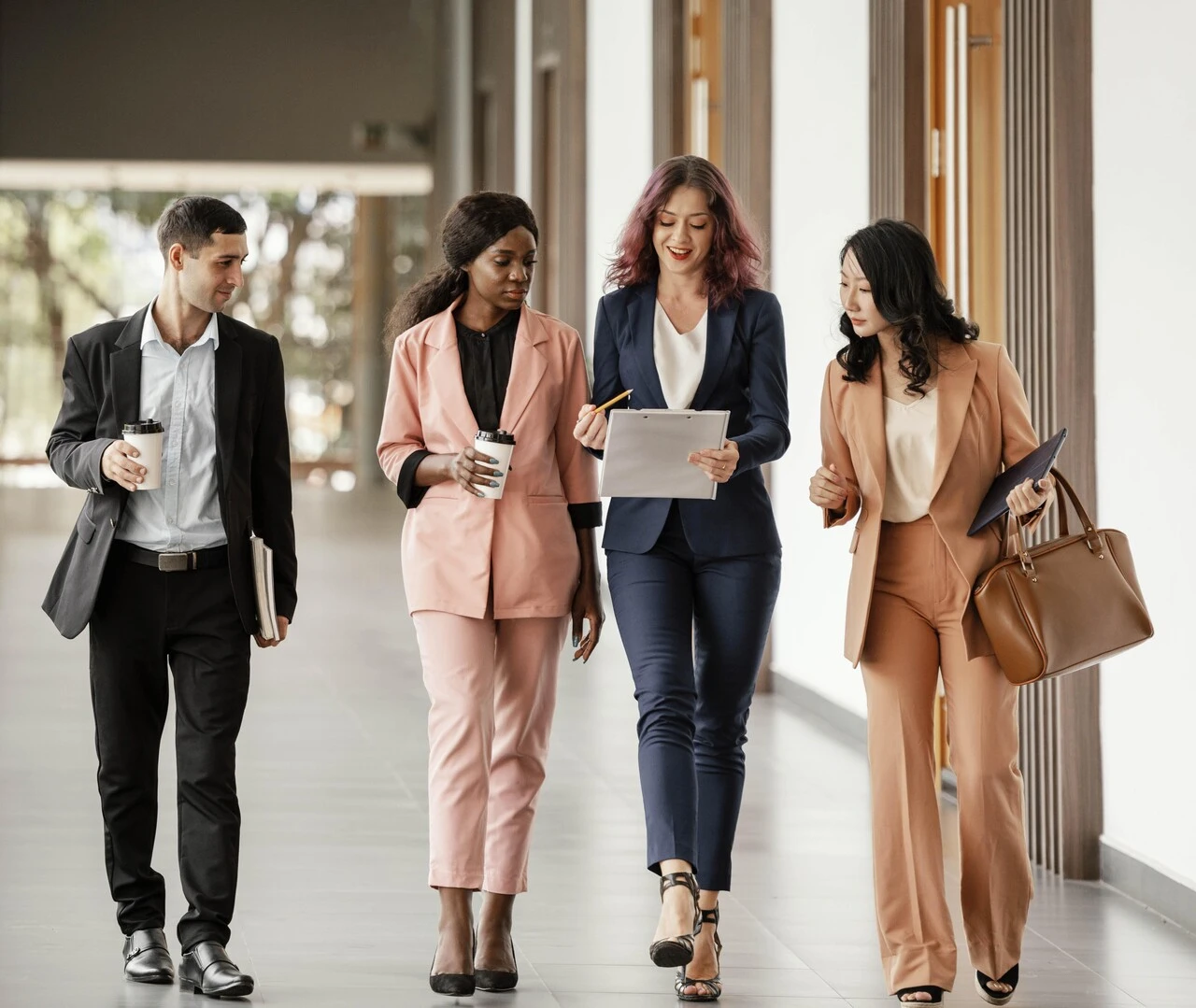 Funcionários vestindo trajes profissionais em um ambiente de trabalho, refletindo a cultura corporativa e o Dress Code da empresa.