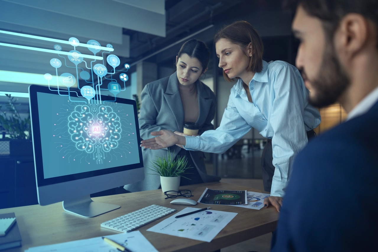 Colaboradores interagindo com tecnologia, simbolizando a transformação pela inteligência artificial na gestão de talentos.