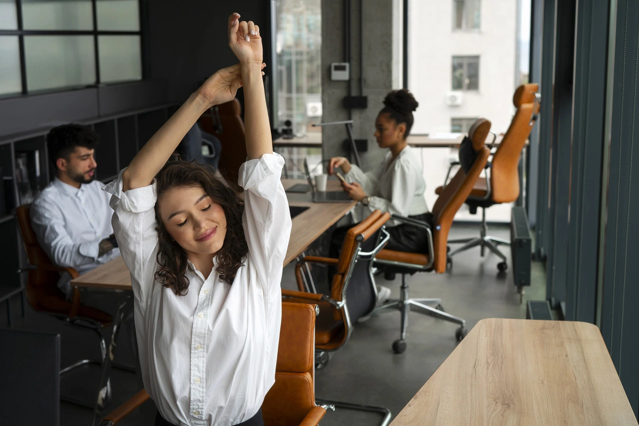 Capelães corporativos oferecendo apoio espiritual para criar um ambiente de trabalho positivo e harmonioso.