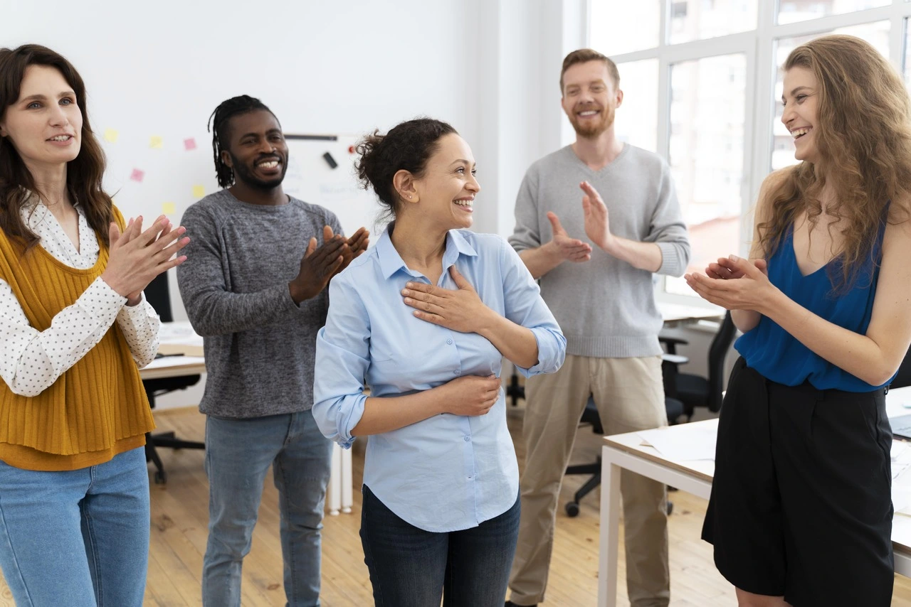 Colaboradores felizes trabalhando juntos para o sucesso da empresa em 2024.