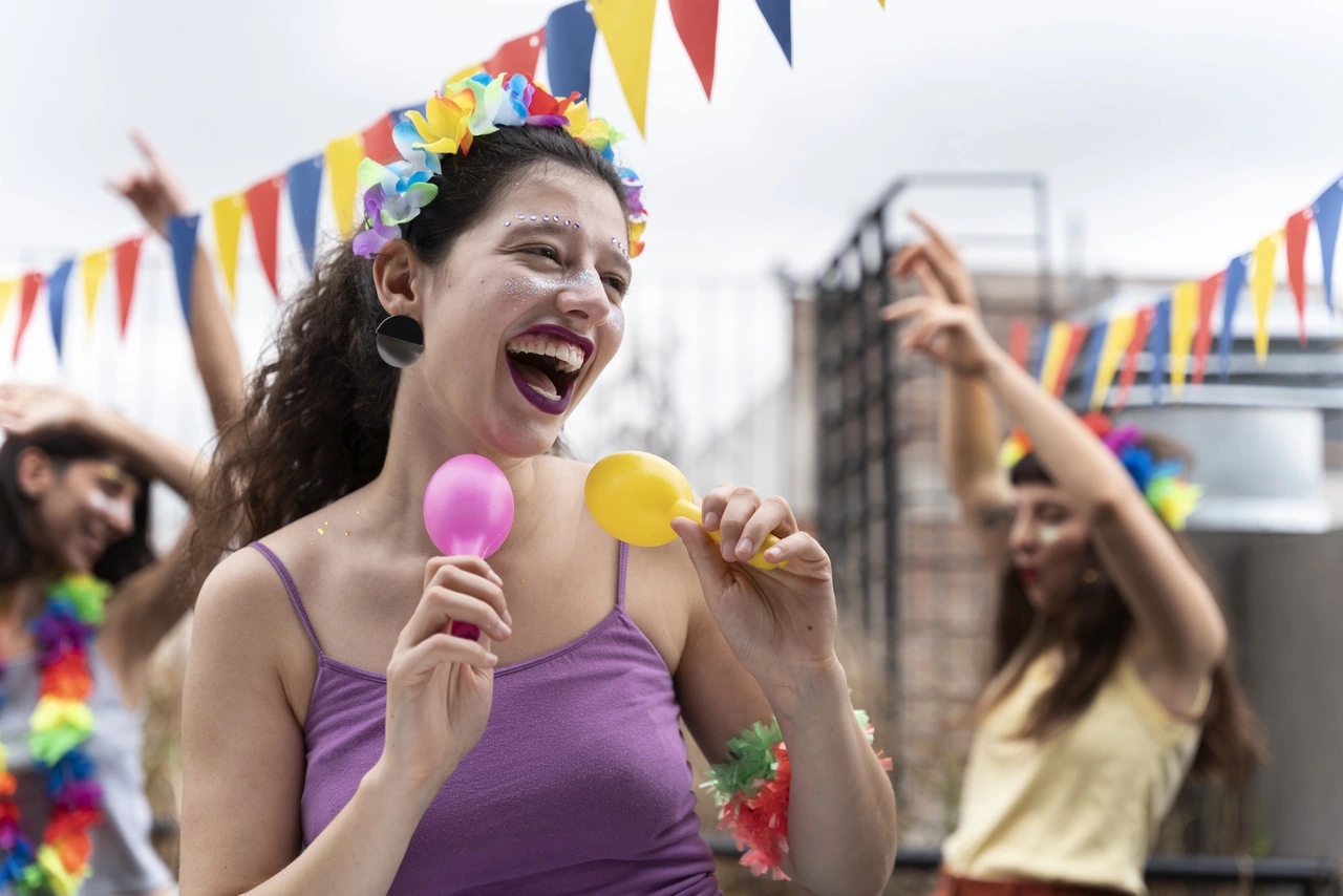 Colaboradores celebrando o Carnaval enquanto mantêm o foco nos resultados.