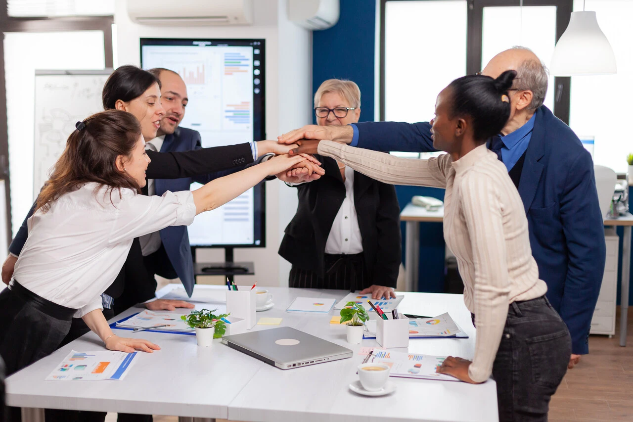 Equipe feliz desfrutando dos benefícios corporativos