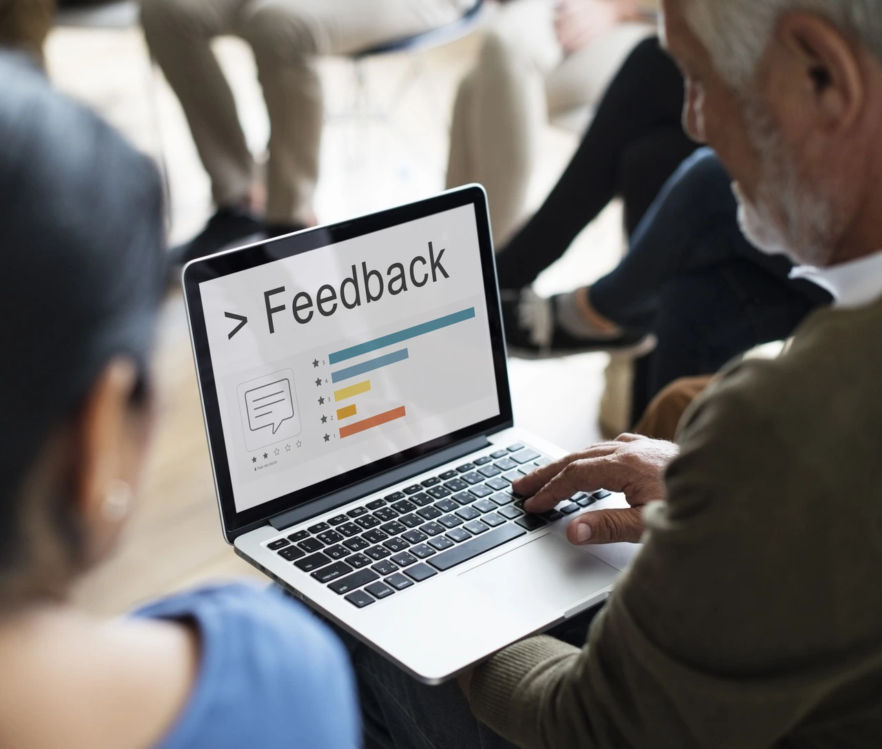 Uma reunião de equipe onde um líder dá feedback construtivo.