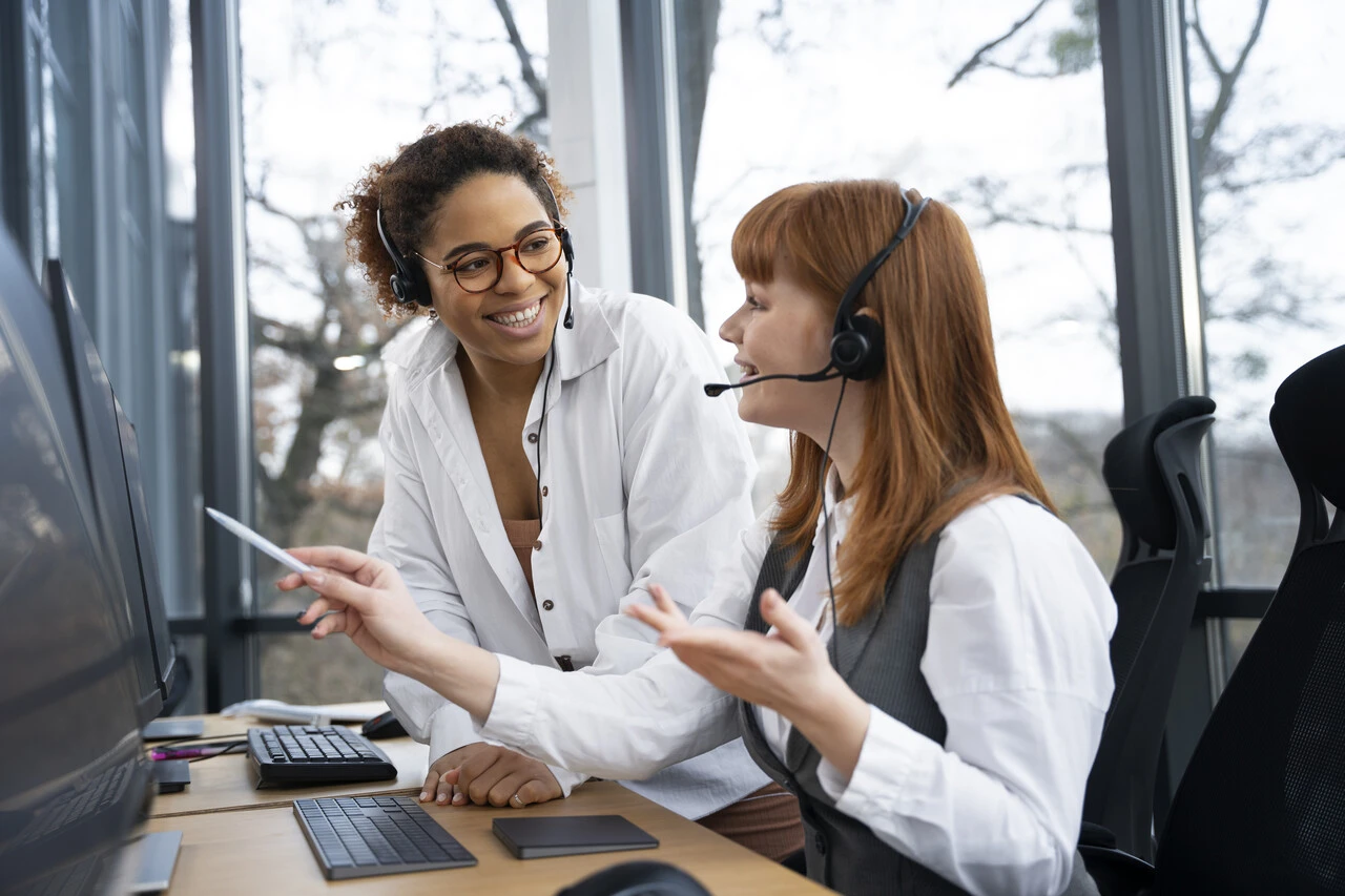 Representação de um encontro amigável entre cliente e atendente, simbolizando o sucesso no atendimento ao cliente através de relacionamentos duradouros.