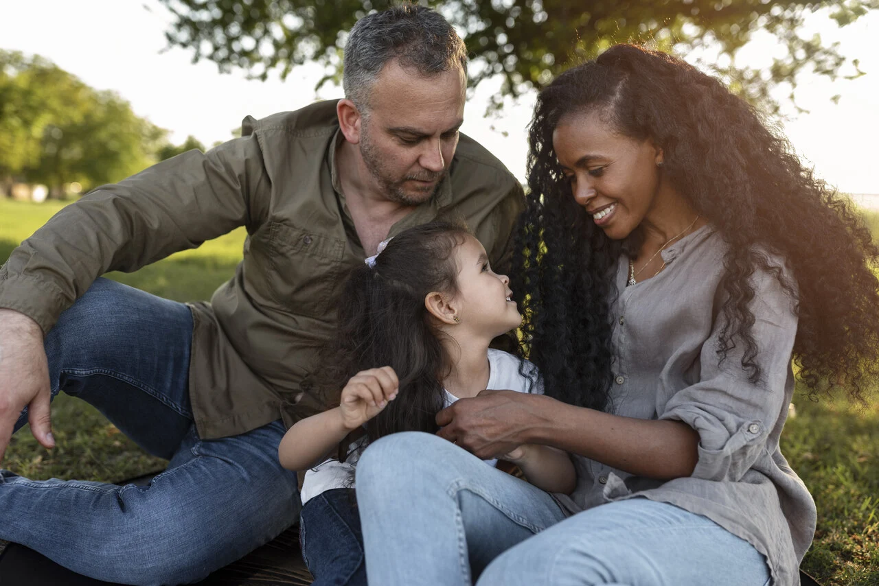 Família feliz aproveitando as férias juntos, em um destino paradisíaco.