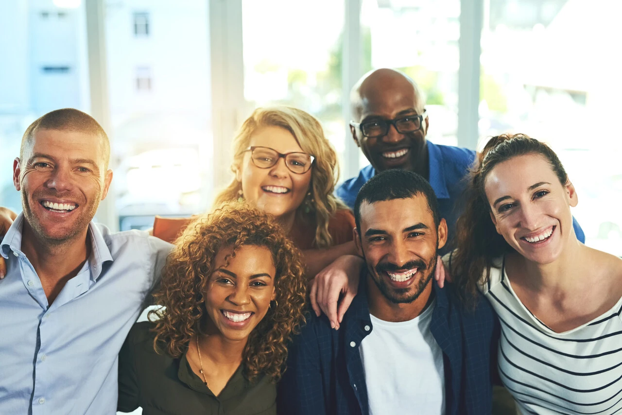 Líder motivando equipe de negócios em reunião estratégica