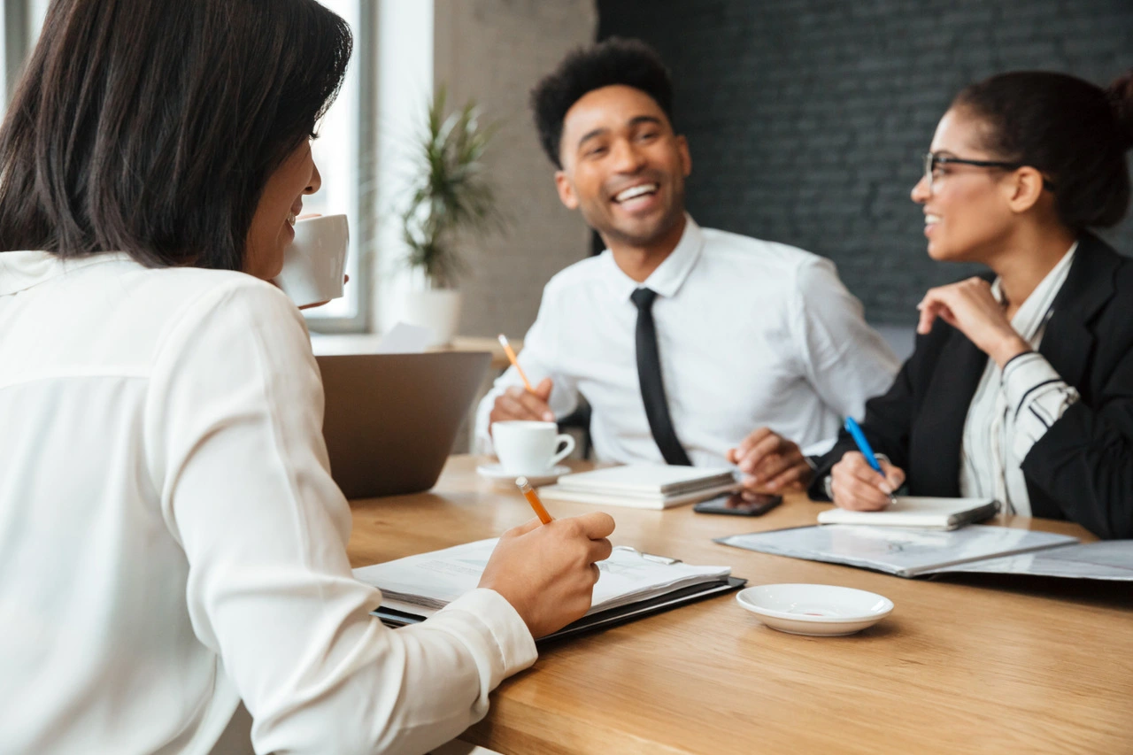recrutador aplicando boas práticas de candidate experience em processo seletivo humanizado